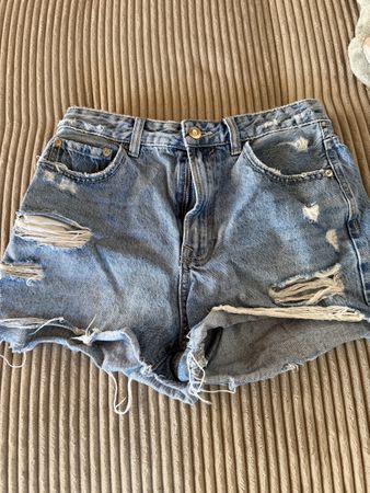 neuwertige Shorts von Stradivarius Grösse 38