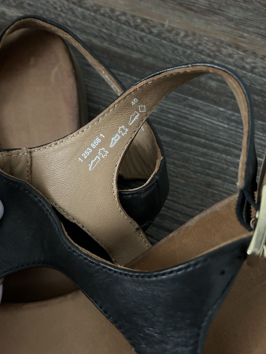 Scarpe da donna: Schwarze Damen Sandalen Gr. 40  – Usato da Beringen venduto da Sternli650 1