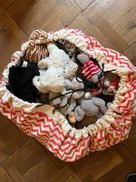 Rund 30 Stofftiere