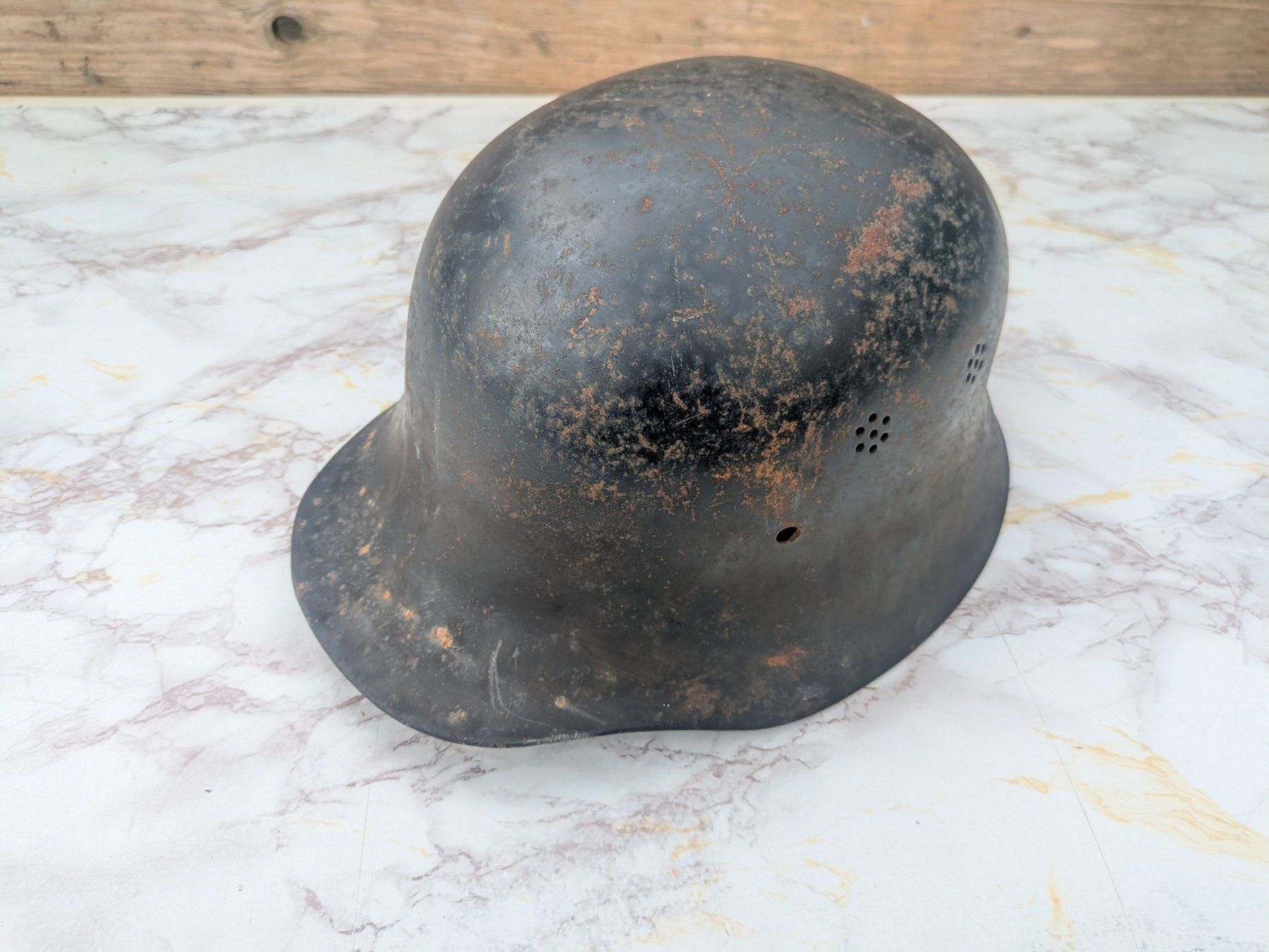 Uniformi & Effetti personali: Luftschutz Stahlhelm M34 "Duck Bill Visor" – Usato da Buttisholz venduto da ArmeeShopCH 2