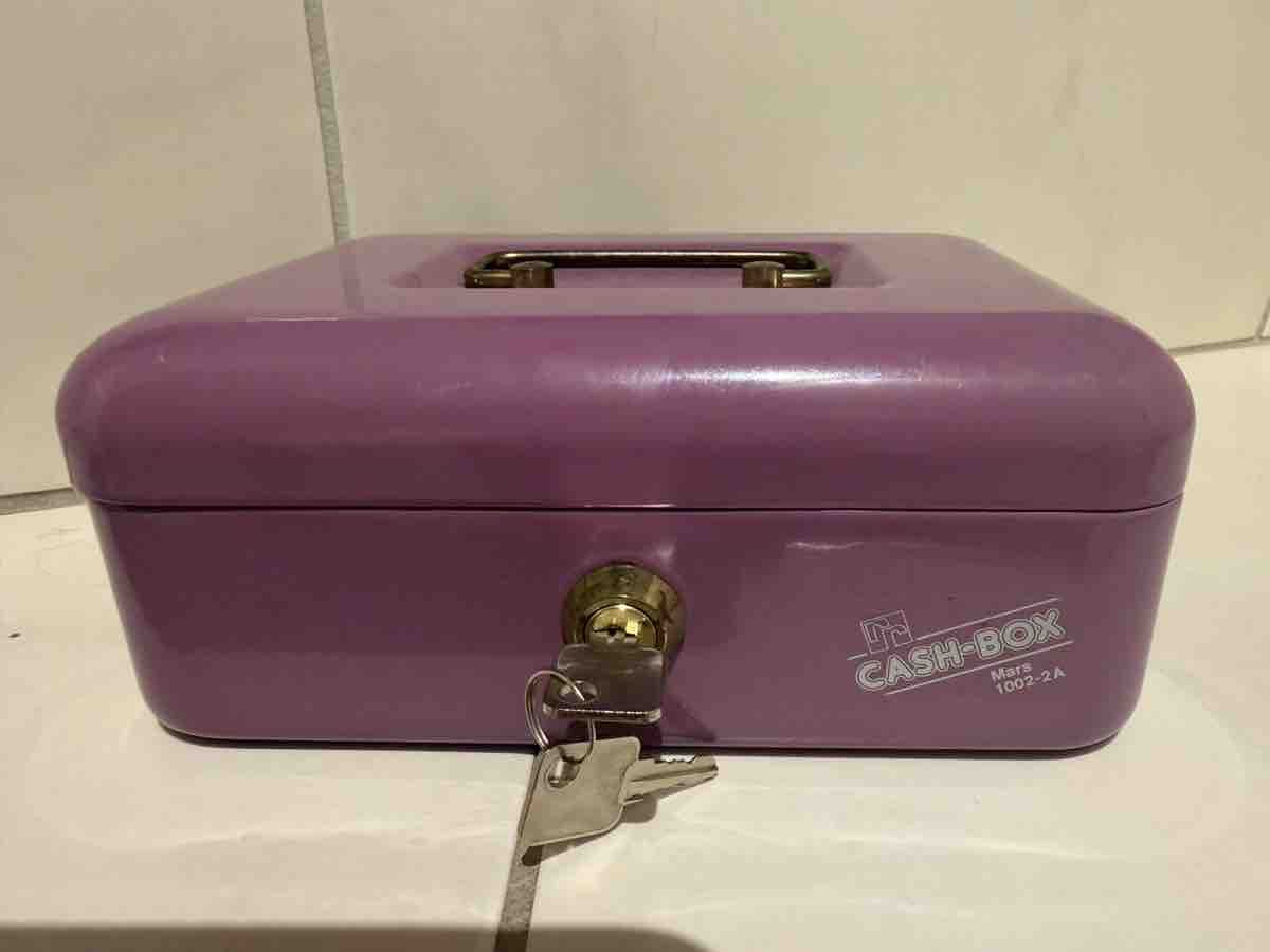 Topcase: Cassetta di sicurezza viola Mars 1002-2A con chiave – Usato da Brüttisellen venduto da RosellaG