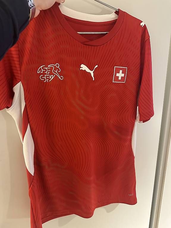 Leibchen & Hosen: Schweiz Trikot 2026 Grösse M – Gebraucht aus Kilchberg ZH von Kingboo