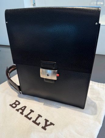BALLY Umhängetasche in Leder schwarz mit leichter Prägung