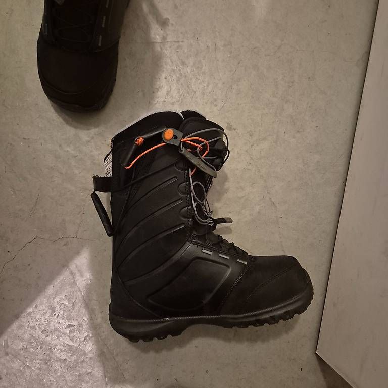 Scarpe da uomo: Neue snowboard schuhe gösse 37 – Usato da Ottikon (Gossau ZH) venduto da zbi_c7s2 1