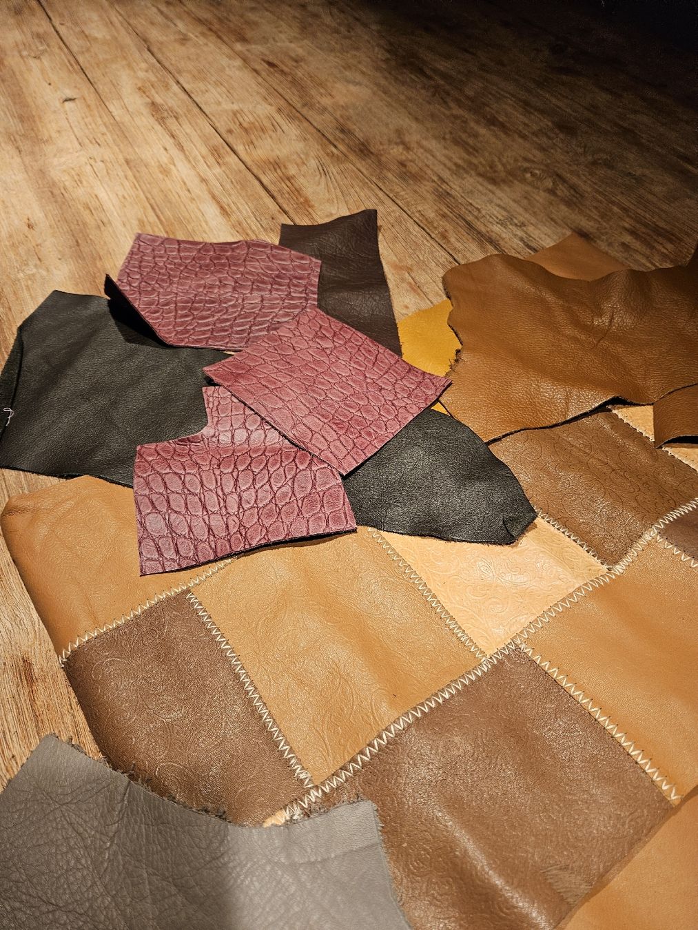 Tessuti: Lederreste-Set: Vielfältige Farben braun, rot, grau – Usato da Bertschikon Gossau venduto da simla09 1