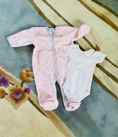Lot de 2 pièces Petit Bateau, body et combi polaire, t. 12m.