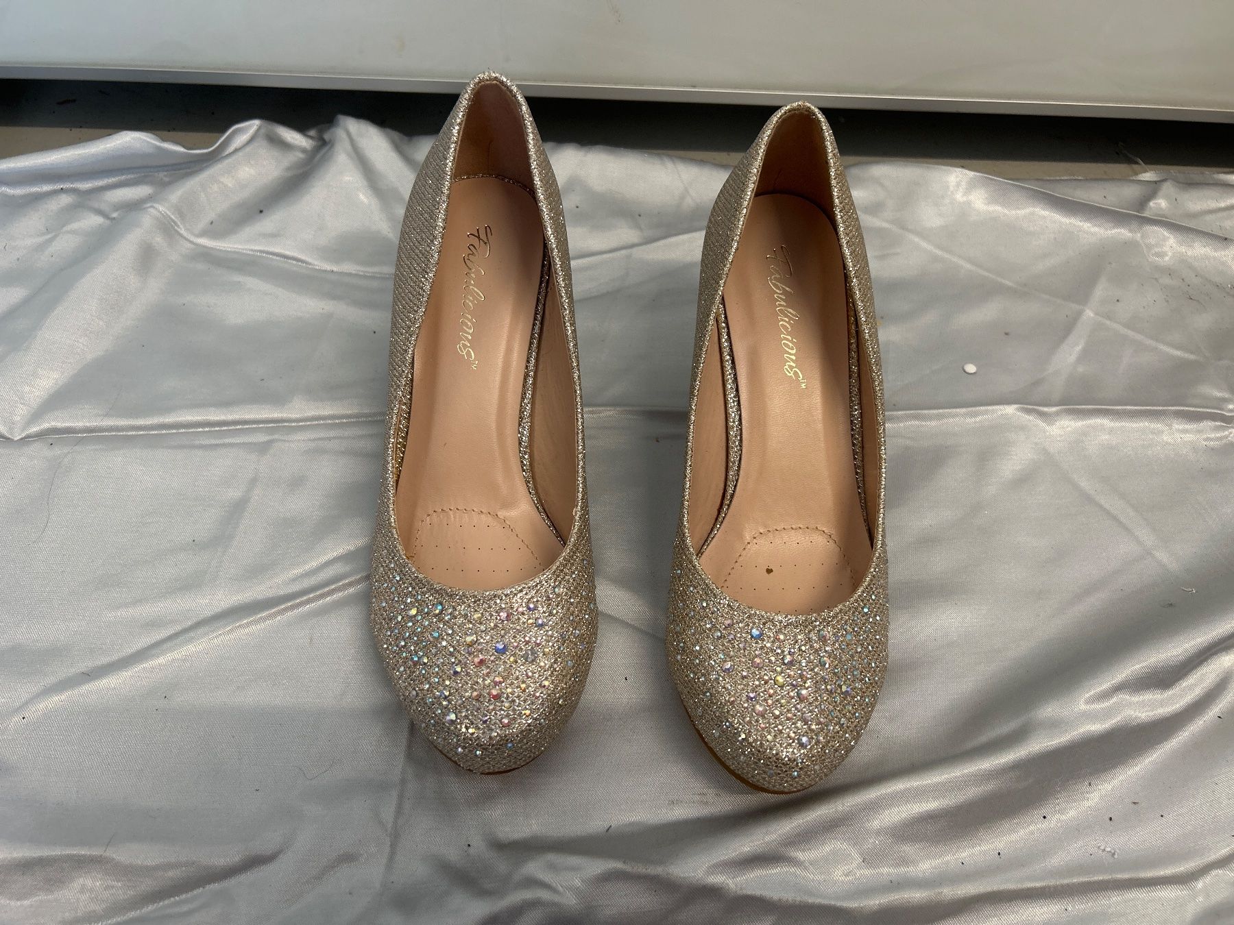 Scarpe da donna: Fabulicious Pumps Gr 37 Gold mit Strass Neu – Nuovo e nell'imballaggio originale da Regensdorf venduto da Spyke55 1