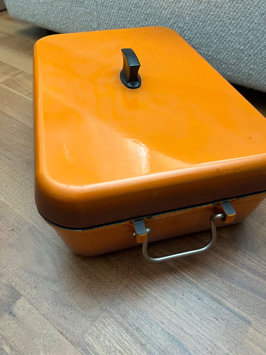Teglie da forno: Orange Bräter mit Deckel Gusseisen Auflaufform – Usato da Jona venduto da Sariksa 1