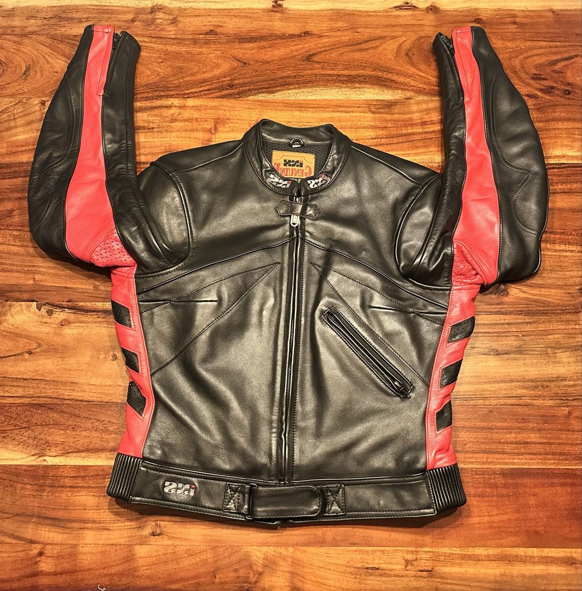 IXS Giacche: Motorrad Lederjacke IXS Gr. 44 Schwarz/Rot – Usato da Urtenen-Schönbühl venduto da Nathalie_schori