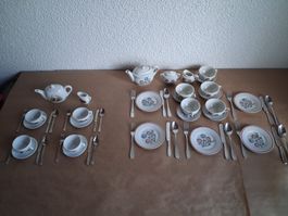 Puppengeschirr 2 Kaffeeservice für ca 9 Kinder