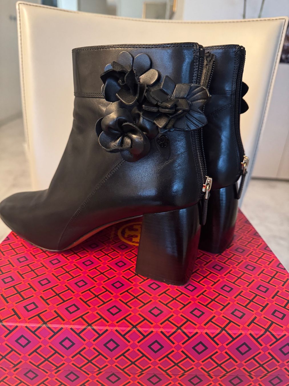 Tory Burch Scarpe da donna: Tory Burch Stiefeletten Lederschwarz- Blumen Abs... – Usato da Erlenbach ZH venduto da msa_x26y 2