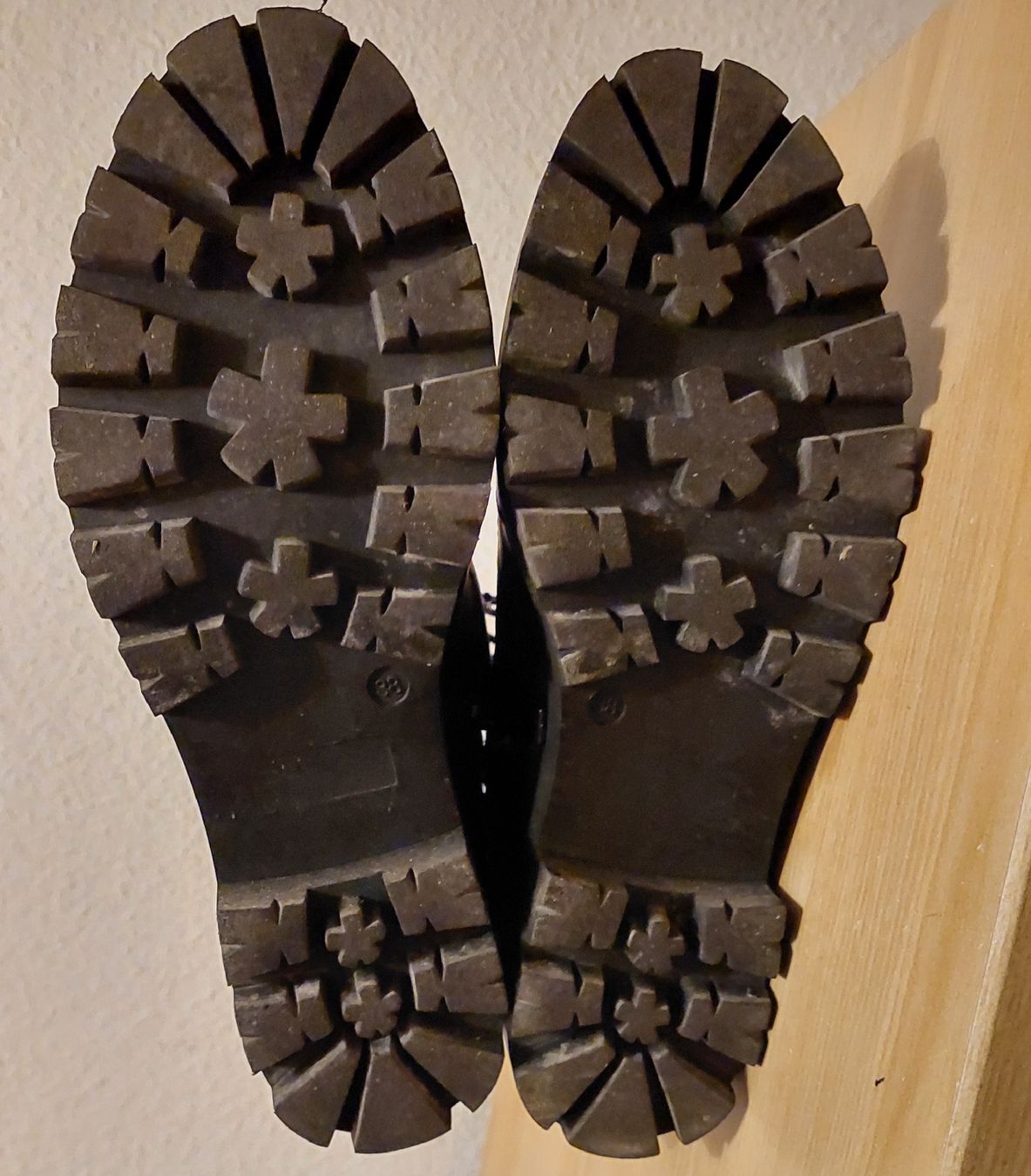 Damenschuhe: Robuste coole Winter Boots mit Sternen Punk, Gr. 38 – Gebraucht aus Oberwil BL von Hunajakakku 5