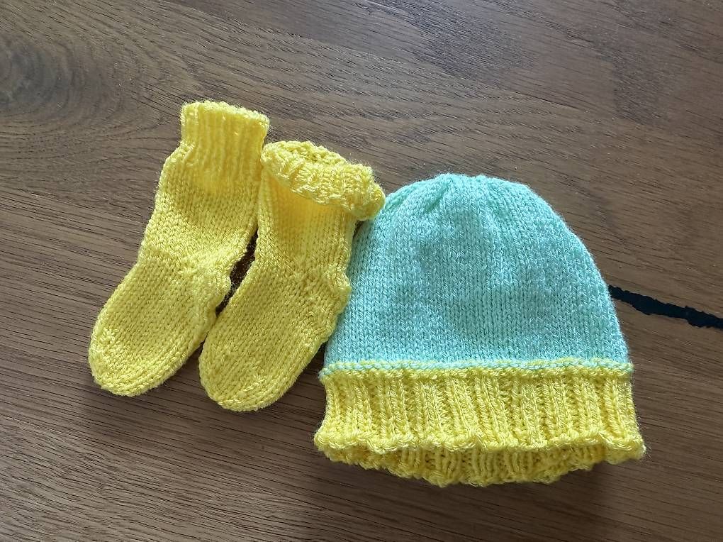 Lotti & Set di vestiti: Newborn Strickmütze und Socken Set – Usato da Zürich venduto da kat_tl7x