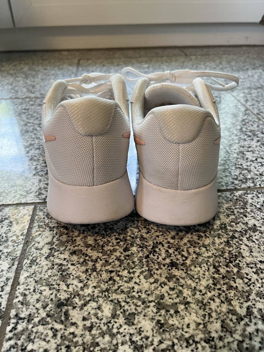 Nike Scarpe da donna: Nike Tanjun Sneakers Weiss – Usato da Densbüren venduto da Powpow 3