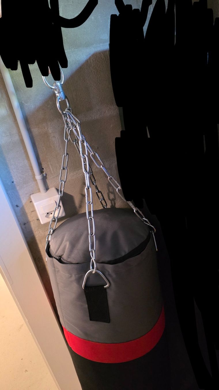Sacchi da boxe: Boxsack mit Kette, Handschuhen und Deckenhalterung – Usato da Steffisburg venduto da sev_tws9 1