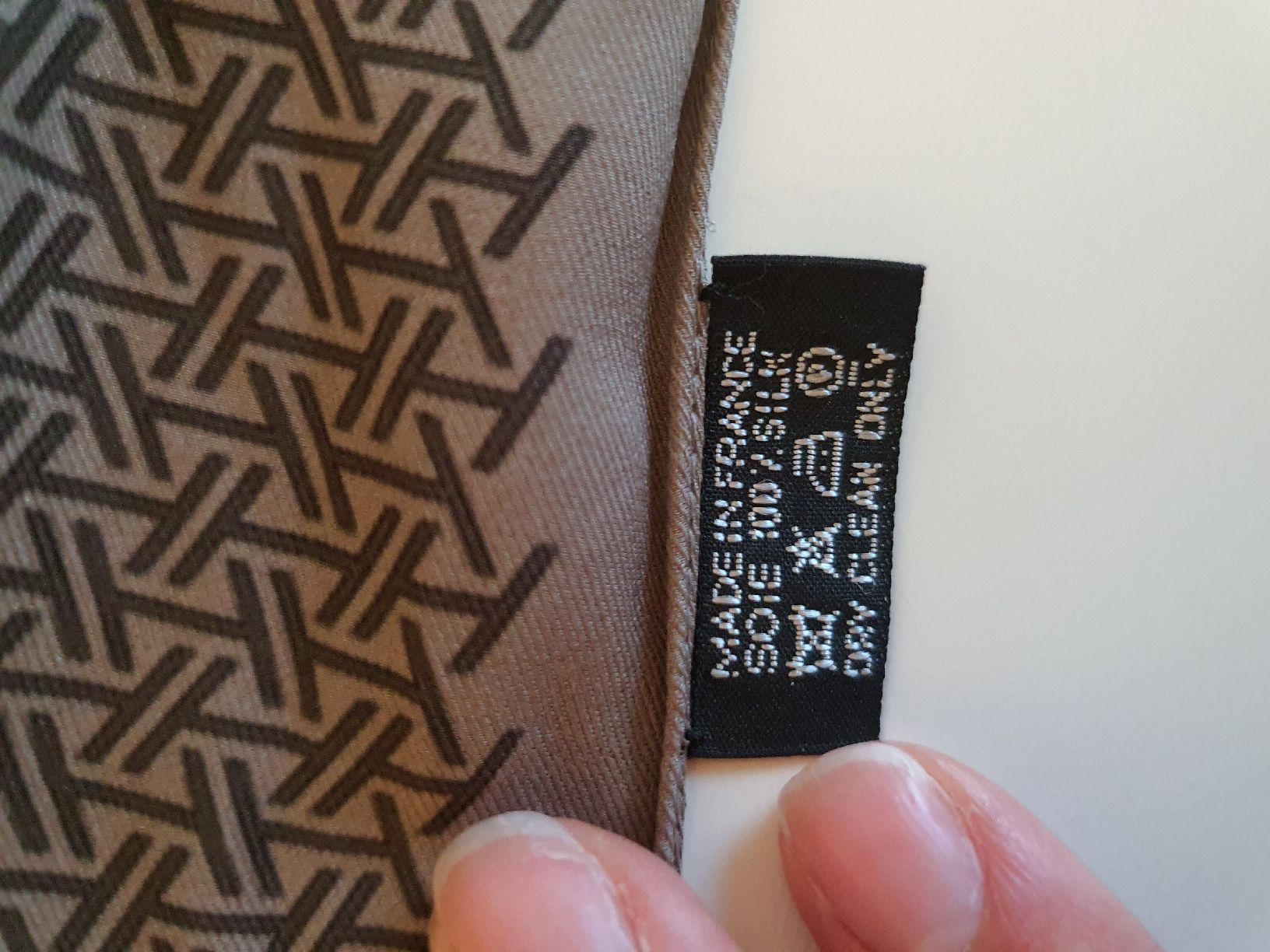 Hermès Foulard & Sciarpe: Hermès Paris Silk Scarf Brown Geometric Pattern 100% Silk – Usato da Genève venduto da gvokiii 2