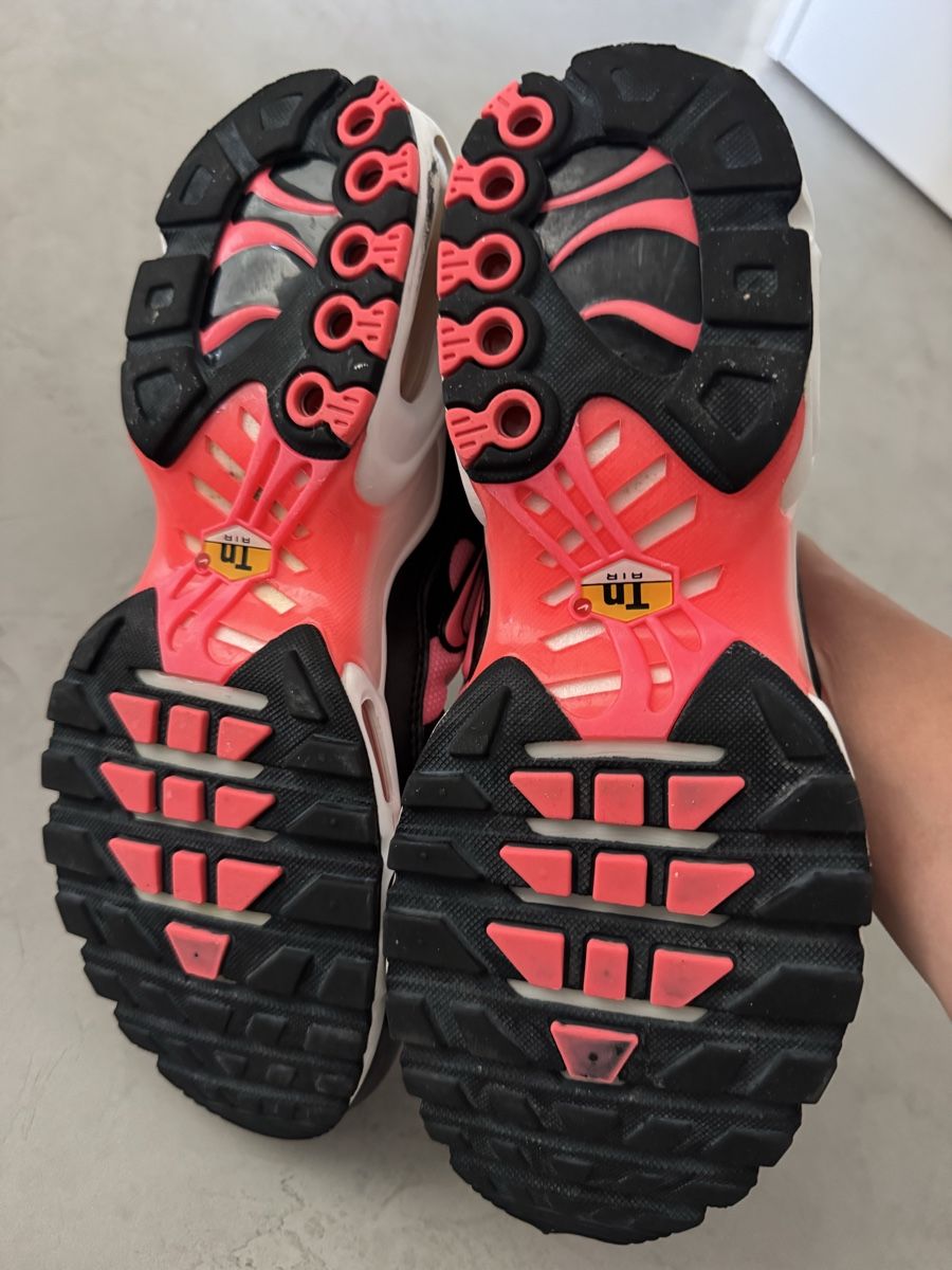 Nike Scarpe da uomo: Nike Air Max Plus TN SE Taille 44 Rose Blanc Noir – Usato da Fribourg venduto da Veronique22 4