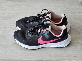 NIKE Revolution 6 Laufschuhe Gr. 38 Neuwertiger Zustand
