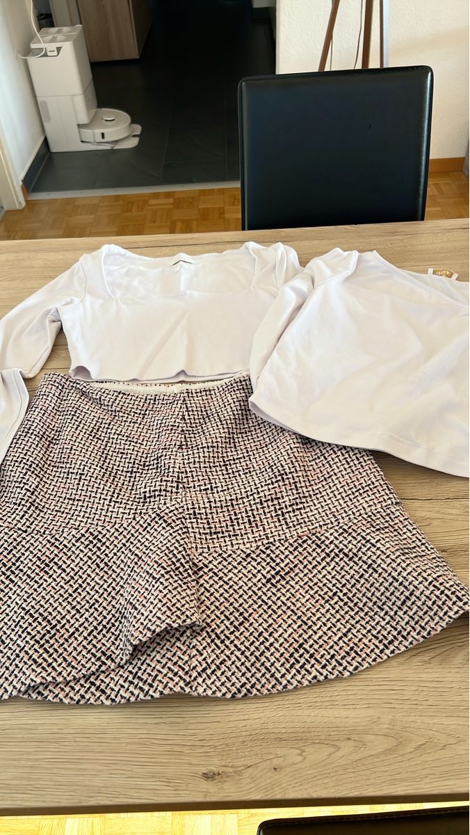 Kookai Lotti di vestiti: Ensemble élégant jupe et 2 top, taille 38, parfait! – Usato da La Chaux-de-Fonds venduto da GabrielaKlein