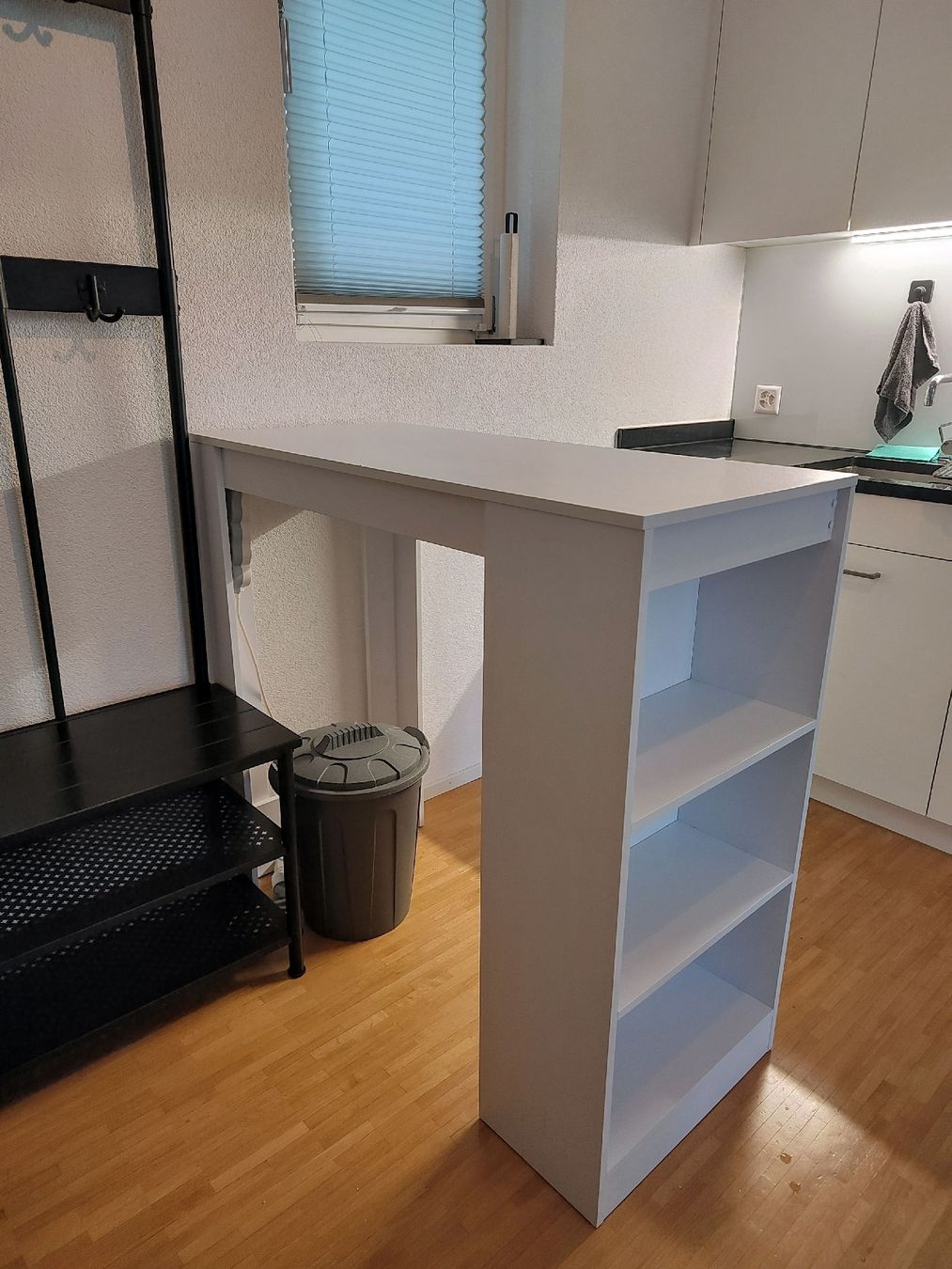 Tische: White Bar Table with Integrated Storage Shelves – Gebraucht aus Glattbrugg von wki_jq8f 1