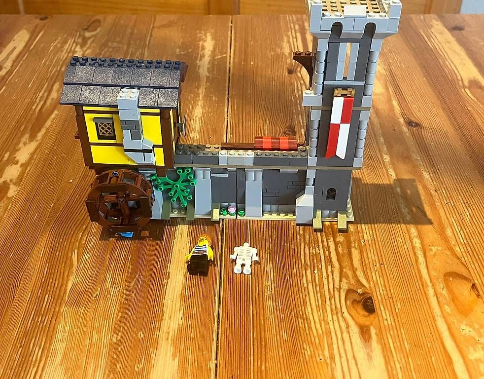 Spielzeuge: Legoburg – Gebraucht aus Rickenbach LU von Maxianer