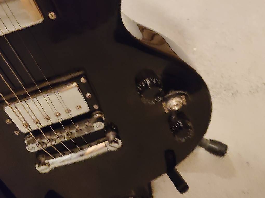 Musikinstrumente: Gitarre mit Lautsprechern Box – Gebraucht aus Sursee von mxl_9cd9 1