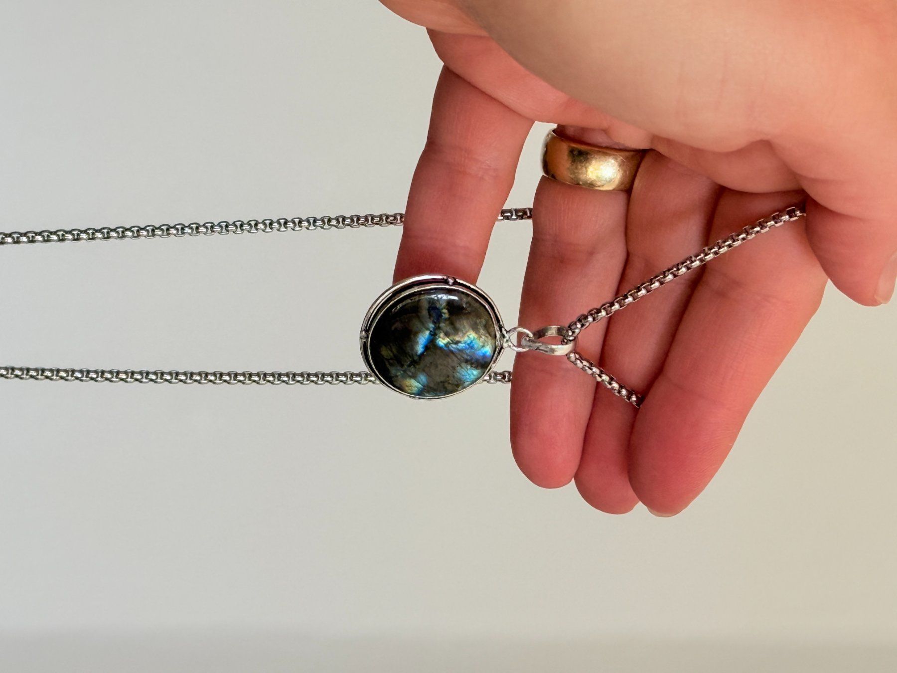 Ketten: Collier avec pendentif labradorite – Neu und originalverpackt aus Genève von AGBERG 8