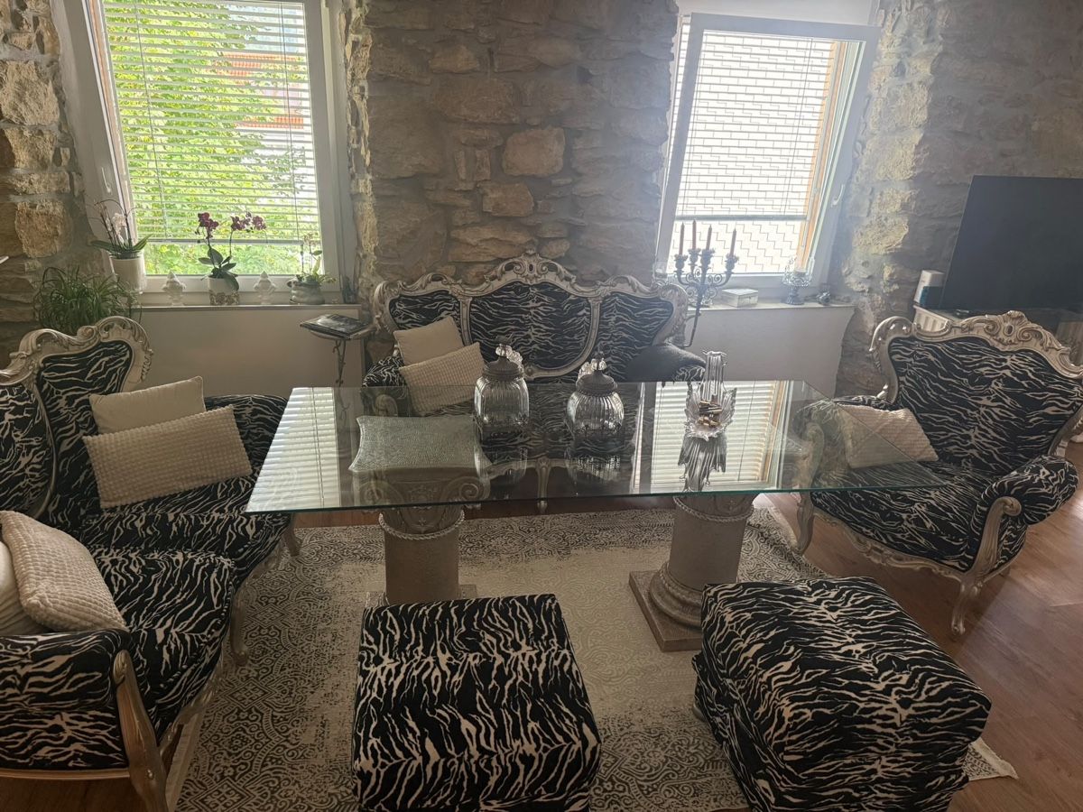 Set de table et chaises: Salle à manger complète – D'occasion à La Chaux-de-Fonds par Titine.