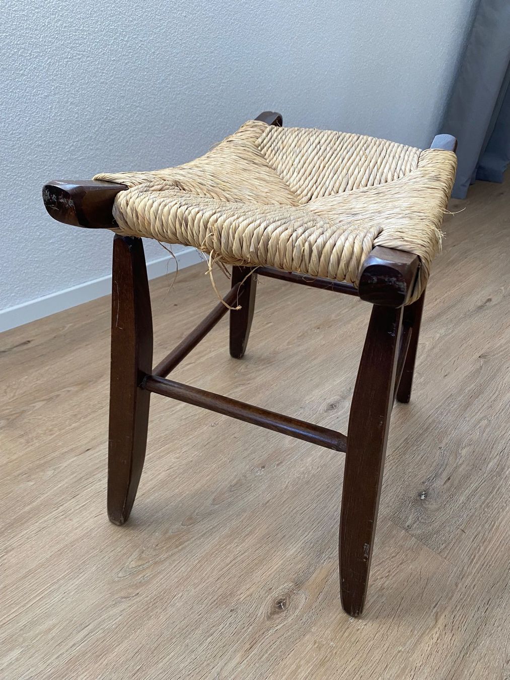 Chaises: Holzstuhl mit Bast-Sitzfläche rustikal vintage – D'occasion à Appenzell Meistersrüte par zongabolla 2