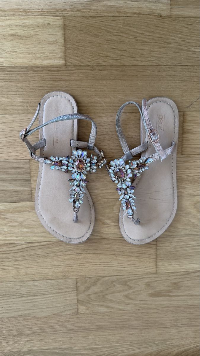 Damenschuhe: Sandalen mit Schmucksteinen Grösse 37 – Gebraucht aus Ammerswil AG von Diki.S 1