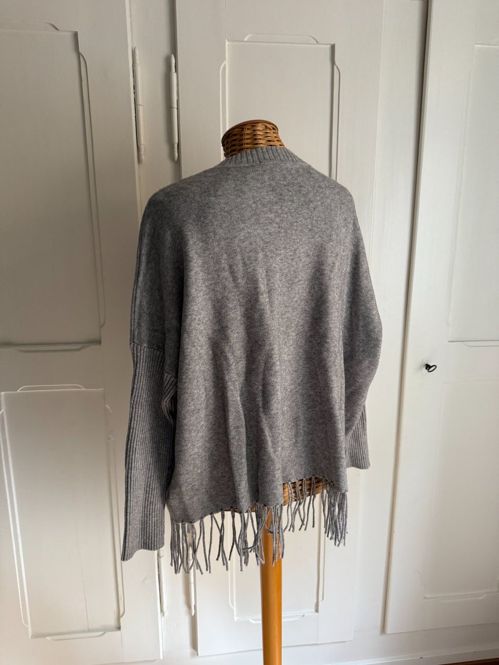 Maglioni & Felpe: SUNWAY - Strickpullover hellgrau mit Fransen L – Usato da Zürich venduto da Diazaio 2