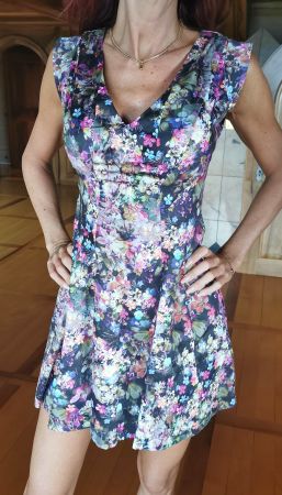 Sommerliches Blumenkleid, Minikleid, Gr. S, neuwertig