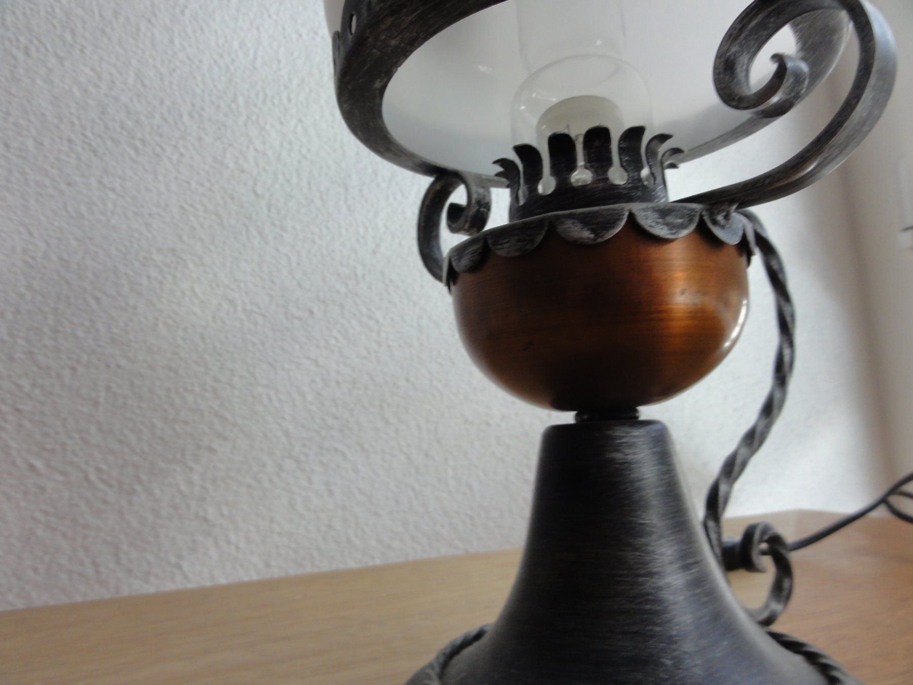 Lampen: Tischlampe mit Glas Lampenschirm – Gebraucht aus Steffisburg von Robinh.17 5