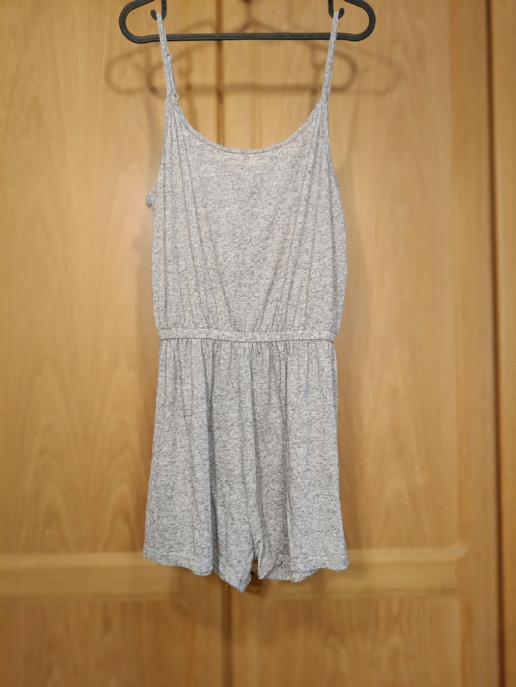H&M Tute: H&M kurzer Jumpsuit hellgrau Sommer Gr. M – Usato da Zürich venduto da Atelier.Second 1