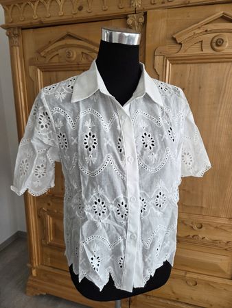 Bluse mit Lochstickerei