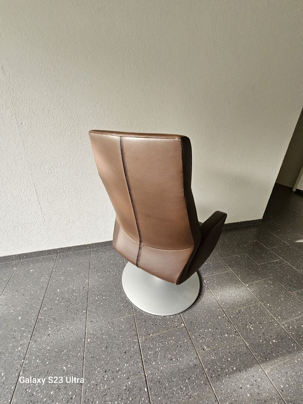 Poltrone: Brauner Leder Sessel mit Drehfuss – Usato da Zürich venduto da Troval84 1