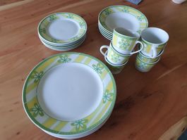 Geschirrset mit grünem und gelbem Blumenmuster