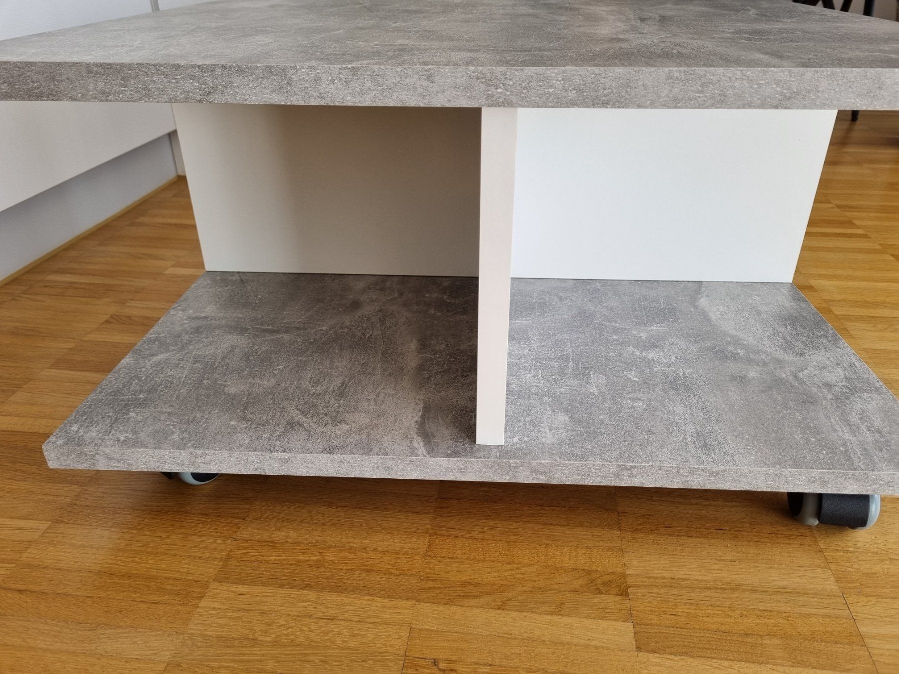 Tavoli: Couchtisch mit Schubladen auf Rollen – Usato da Zofingen venduto da Felpa 7