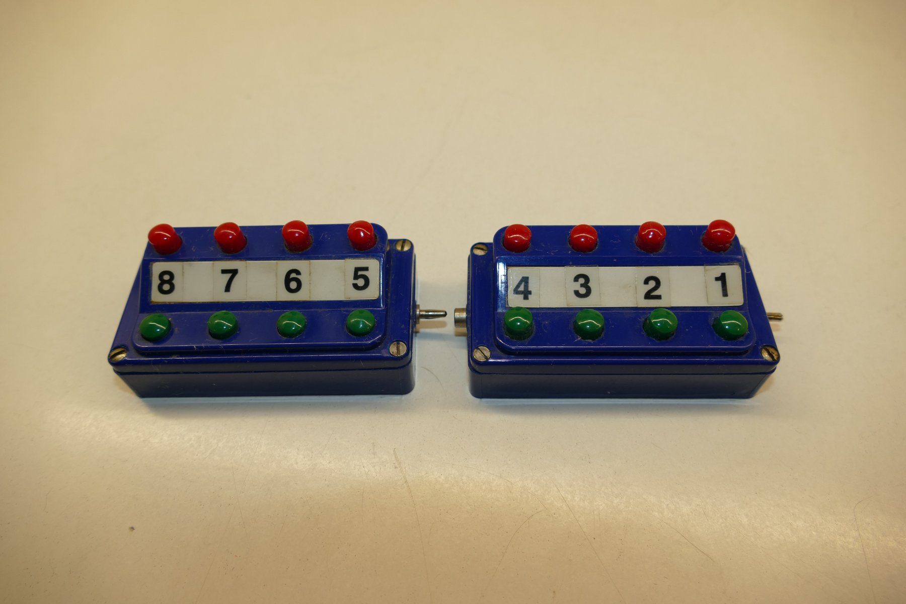 Märklin Modellini di ferrovie: Märklin H0: 2xStellpult Einheit 3 – Usato da Niederhasli venduto da rail-duerst