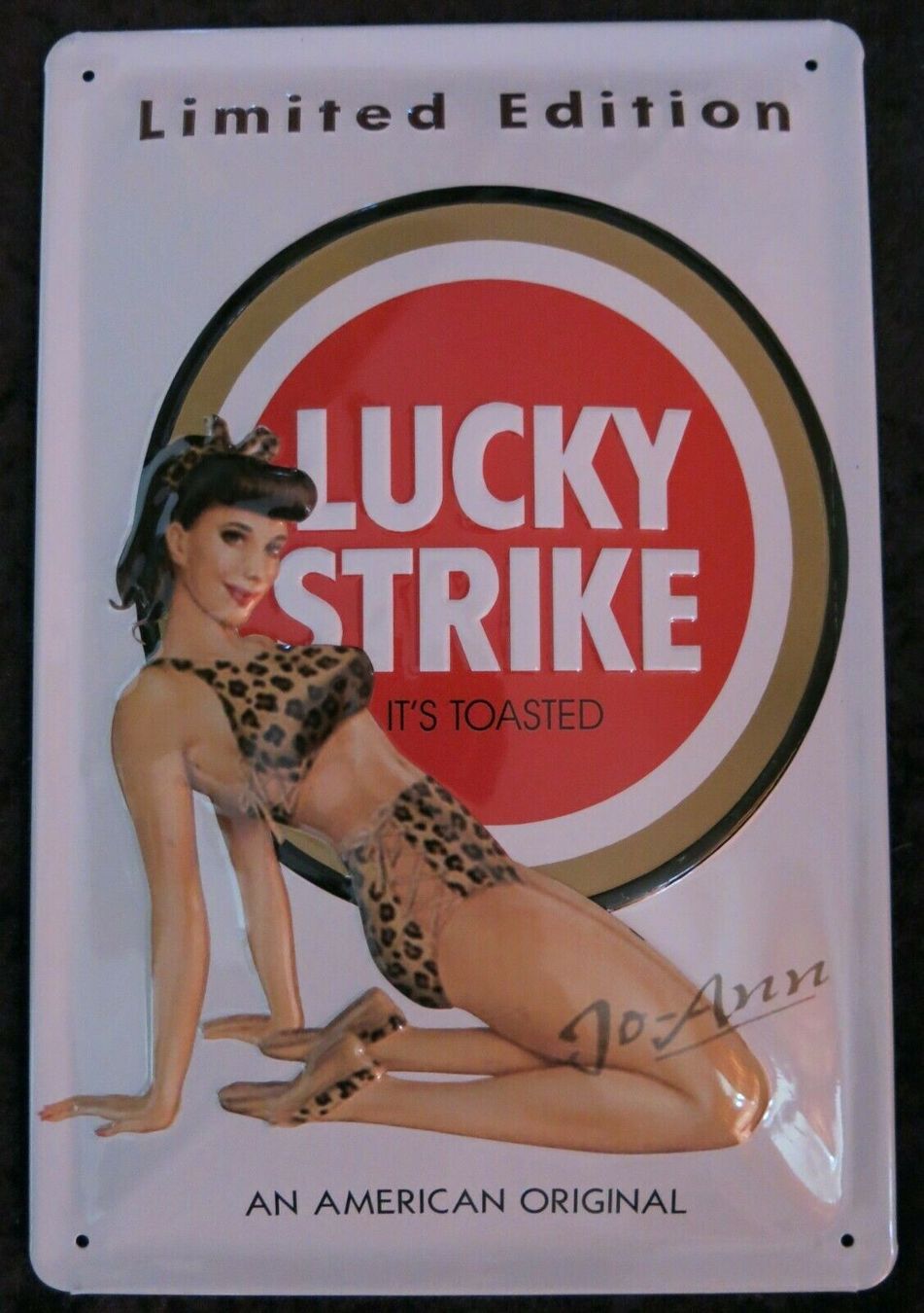 Insegne: Blechschild 3D-LUCKY STRIKE PINUP JO-ANN – Nuovo e nell'imballaggio originale da Rupperswil venduto da big-one-sale