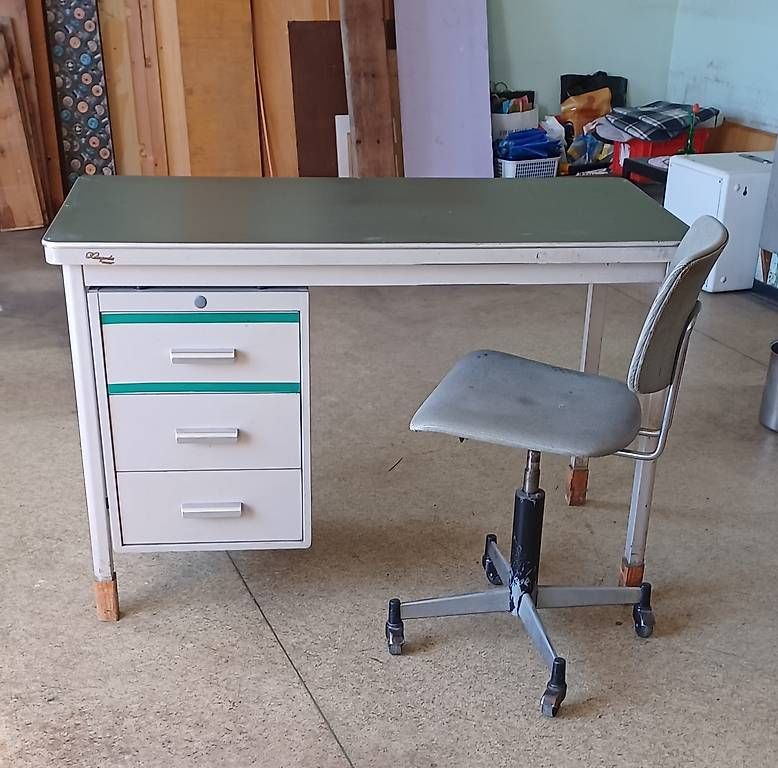 Tische: Table métallique avec chaise à roulettes – Gebraucht aus Bretigny-Morrens von LaureLM