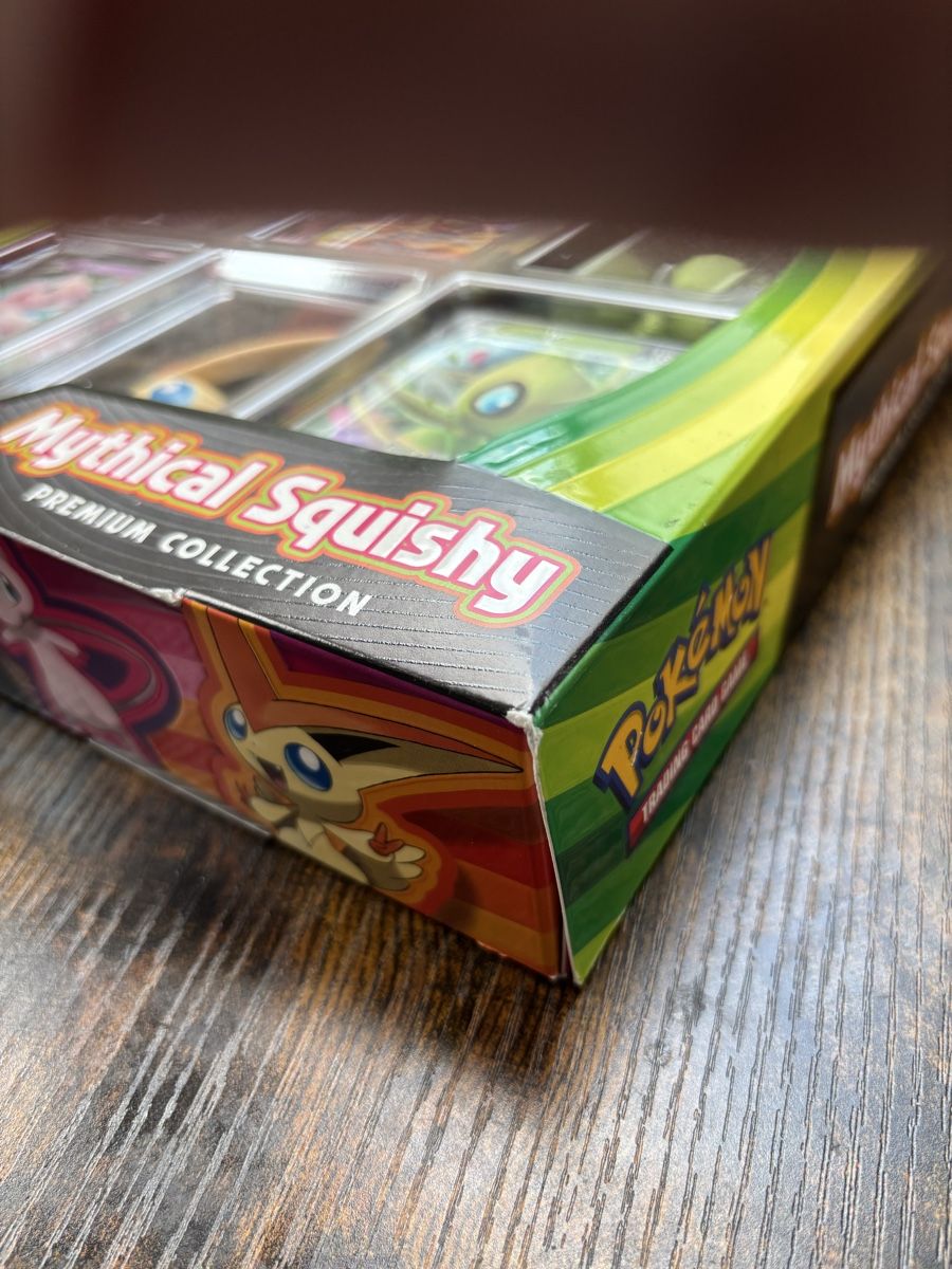 Pokémon Carte collezionabili: Pokemon Mythical Squishy Premium Collection Box – Nuovo e nell'imballaggio originale da Wangen b. Olten venduto da MimiMiim 5