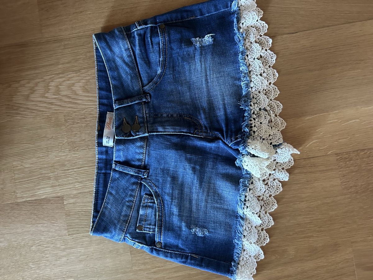 C&A Hosen: Short jeans avec broderie 34 – Gebraucht aus Daillens von guisepa