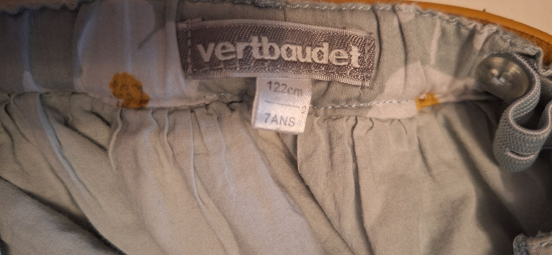 Vestiti & Gonne: Rock Gr. 122 mit Gürtel, Blumenmuster, Top! – Usato da Richterswil venduto da C011 2