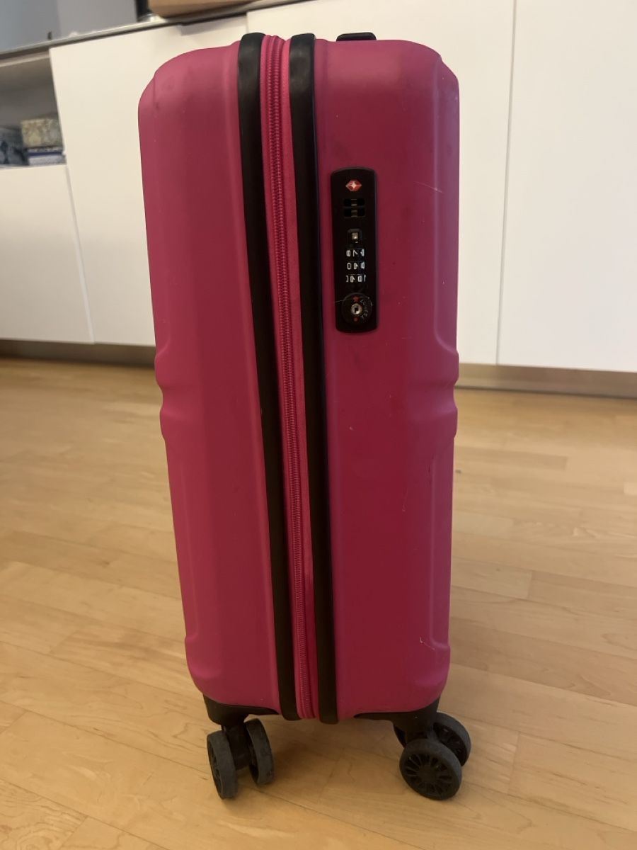 Valigie: Kleinerer Hard Shell Koffer in Pink – Usato da Wädenswil venduto da mic_rg7y 1