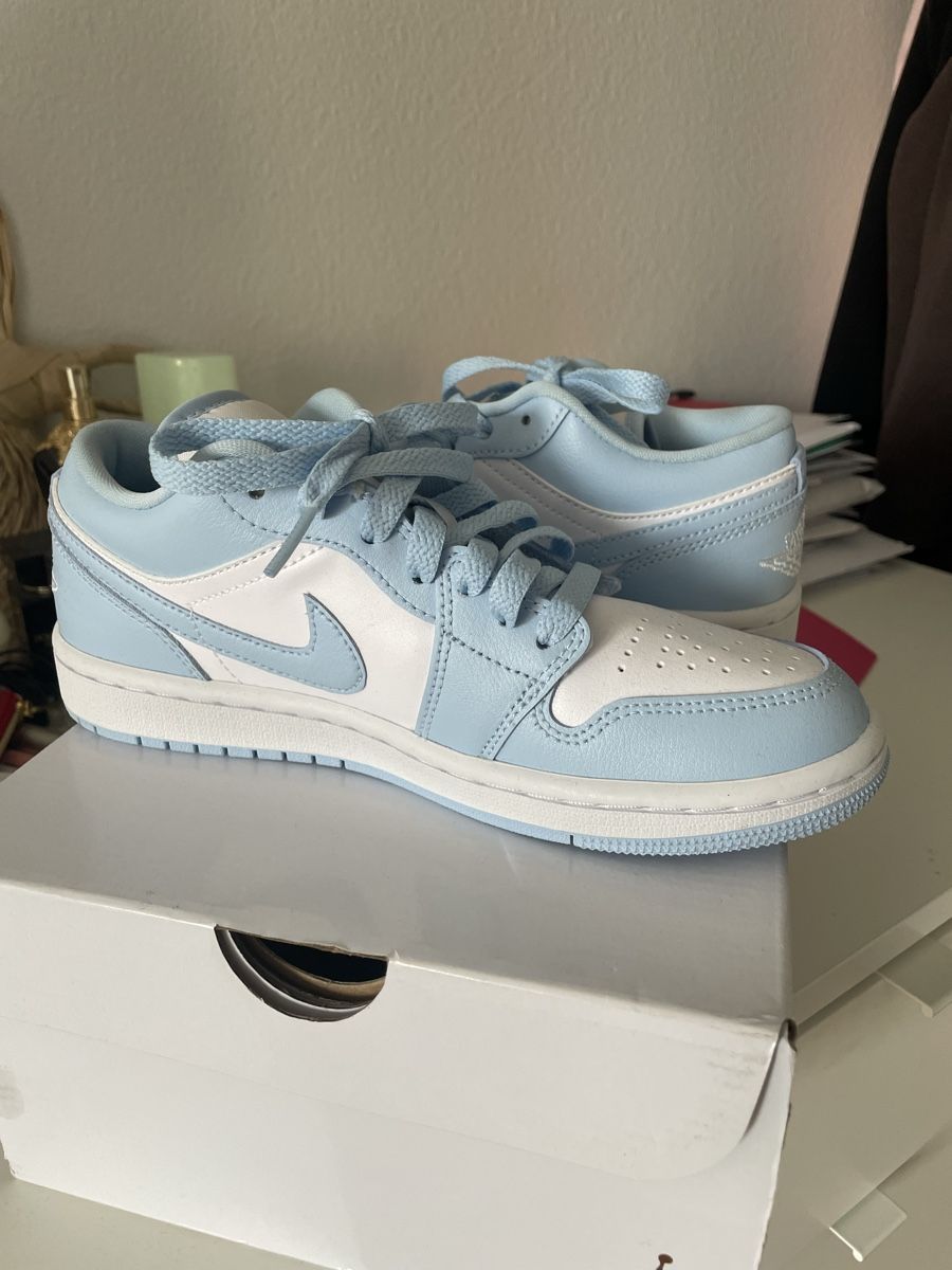 Nike Scarpe da donna: Nike Air Jordan 1 Low, hellblau, Gr. 36.5 – Nuovo e nell'imballaggio originale da Bern venduto da pesche789 1
