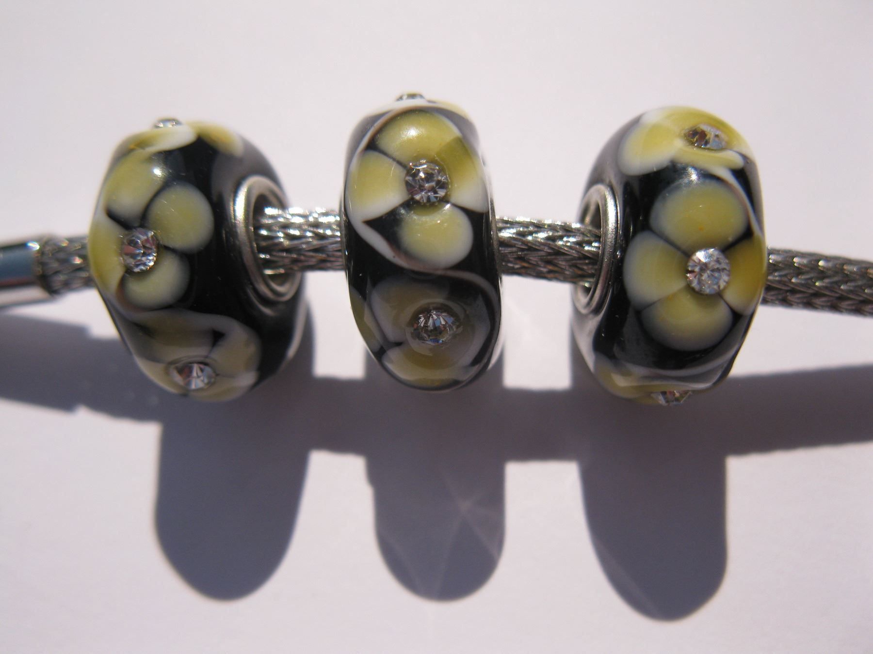 Perle (finte): Grosslochperle, Glas Bead schwarz/gelb mit Strass – Nuovo e nell'imballaggio originale da St. Margarethen TG venduto da LuanaKa 1