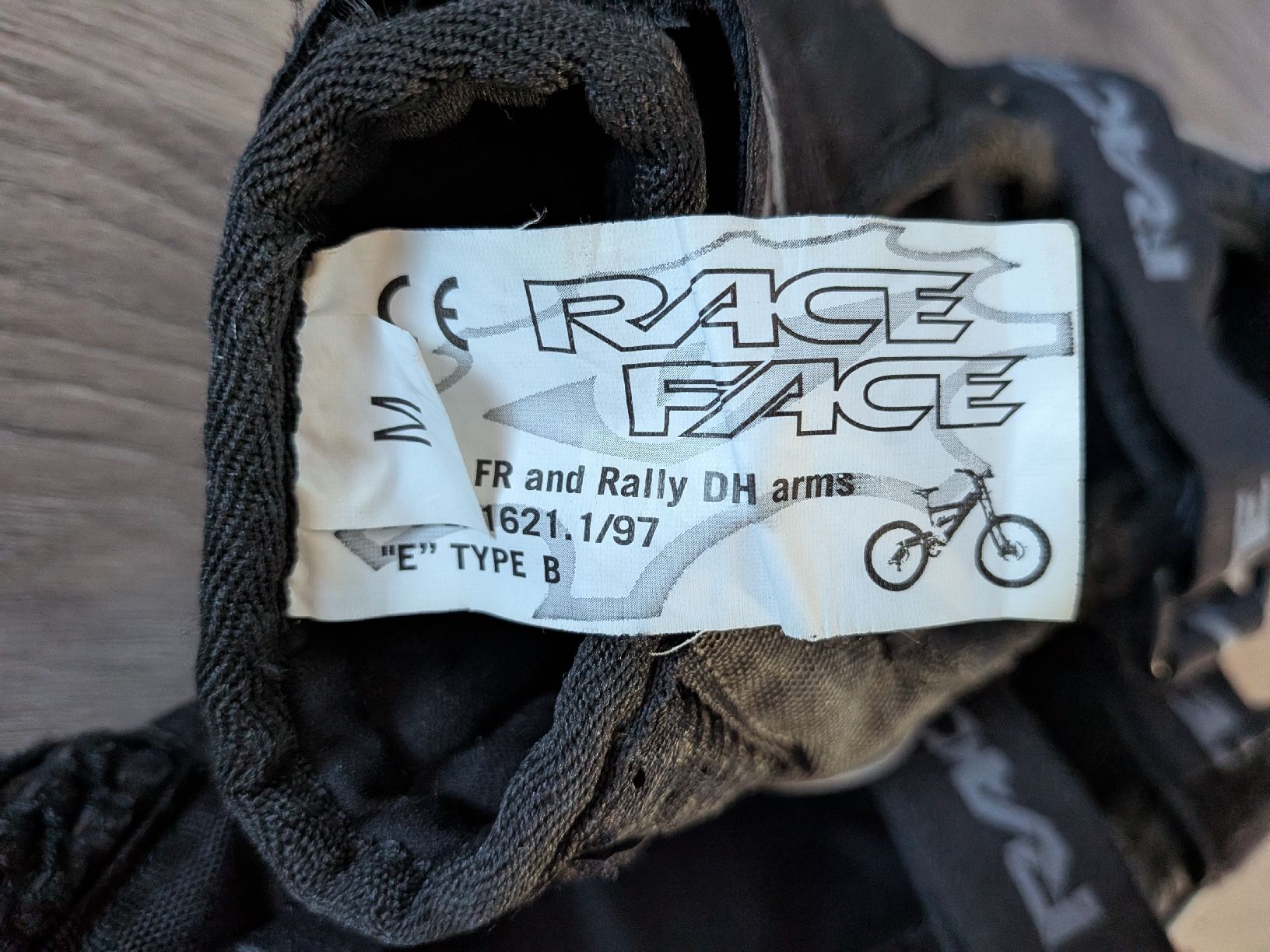 Race Face Protezioni & Imbottiture: Race Face Unterarmprotektoren  – Usato da Schmitten FR venduto da stremaz 2