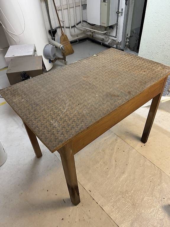 Tavoli: Alter Holztisch mit Schublade  – Usato da Stäfa venduto da Mysteria30 2