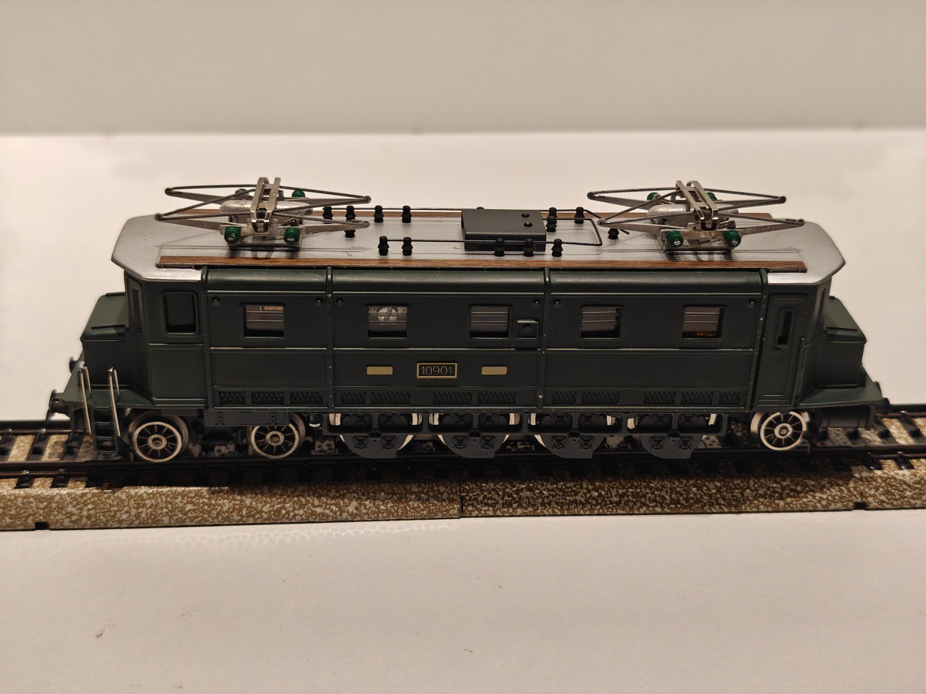 Hag Modellini di ferrovie: Hag Nr. 140 Ae 4/7 SBB – Usato da Braunau venduto da Homersimpson 2